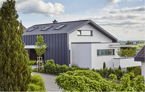 
Die gerade Linienführung und definierte Anordnung der Aluminium-Abschlussprofile geben dem modernen Neubau den passenden Rahmen 



