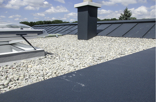 
Anschluss von Schornstein, Satteldach und Attika am oberen Flachdach



