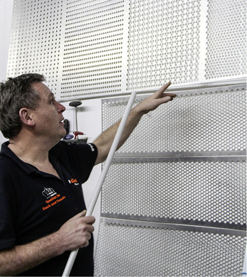 



Spenglermeister Michael Kirchen erklärt an einer Musterwand, welche Varianten für Sechskantlochungen technisch möglich sind 
