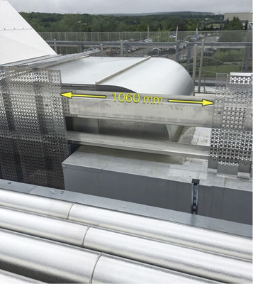 



Lückenschluss: Die Barriere aus gestanzten Aluminiumprofilen rund um die Gebäudetechnik auf dem Dach erfüllt Blitzschutzfunktion
