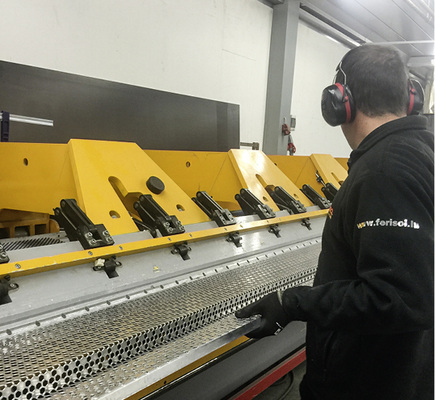 



Vollblut-Spengler beim Kanten der gestanzten Tafeln an der Variobend-Doppelbieger-Langabkantmaschine 
