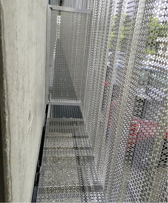 



Blick hinter die Fassade, deren Abstand zur Betonwand ca. 0,5 m beträgt
