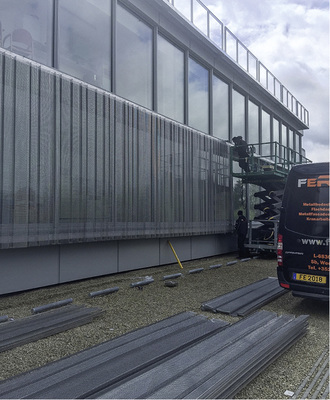 



Installation der rund 4400 mm langen Lochprofile vor den Fenstern
