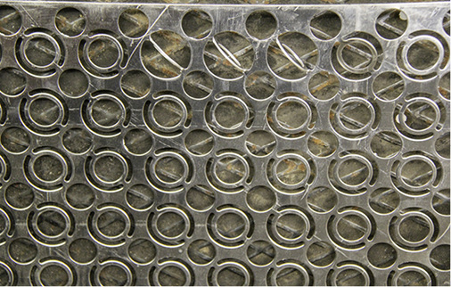 <p>
</p>

<p>
Kreativ gestanzte Aluminiumtafel für die Fassade eines renovierten Architekturbüros in Pétange: Durch die Halbkreise zwischen den versetzten Rundlochungen entstehen ringförmige Muster, die entsprechend gedreht Tiefeneffekte erzeugen
</p> - © BAUMETALL

