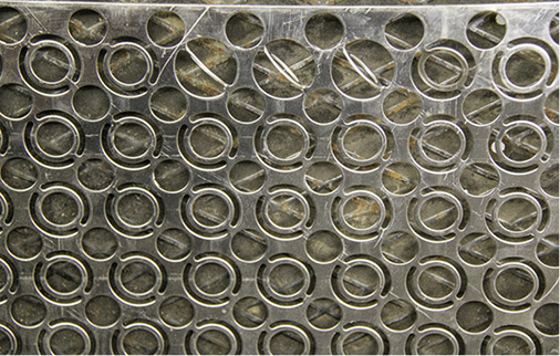 



Kreativ gestanzte Aluminiumtafel für die Fassade eines renovierten Architekturbüros in Pétange: Durch die Halbkreise zwischen den versetzten Rundlochungen entstehen ringförmige Muster, die entsprechend gedreht Tiefeneffekte erzeugen
