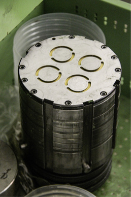 



Das halbkreisförmige Muster auf der Matrize des Stanzautomaten
