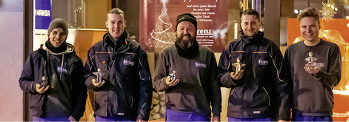 
Das stolze Lorenz-Team mit dem Chef in der Mitte 



