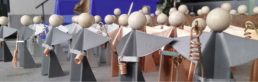 
… an dem später Taschen, Lampen, Besen, Schwerter und mehr befestigt werden 



