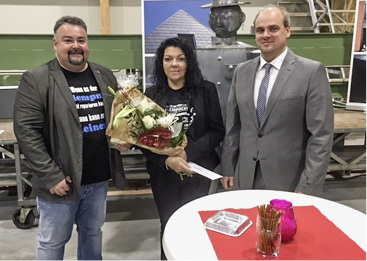 
Helmut und Beatrix Schray mit dem Bürgermeister von Schömberg, der zur Eröffnung des Firmensitzes gratuliert



