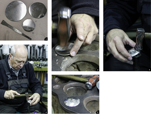 

1


Zinnblech stellt Manfred Schulze selbst her




2


Über einer Vertiefung wird die Zinnscheibe zunächst gewölbt




3


Die Hammerschlagverzierung erfordert eine … 




4


… exakte Werkzeug- und Werkstückführung,




5


damit sie am Ende wie ein hochglanzpolierter Facettenschliff aussieht
