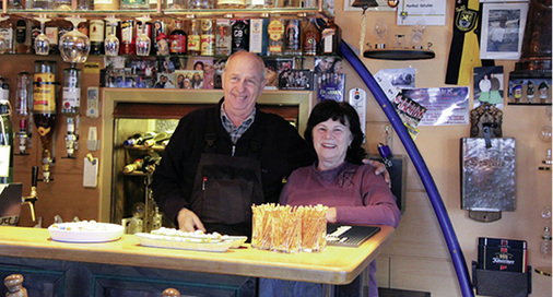 
In der Destille bewirtet das Ehepaar Schulze die wissensdurstigen Gäste
