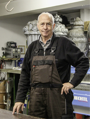 
Manfred Schulze in seiner Kunsthandwerker-Werkstatt 
