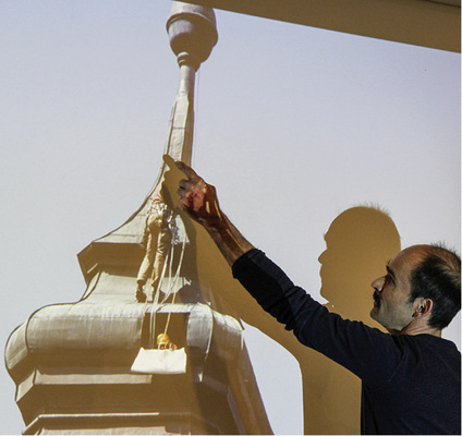 Wolfgang Huber erklärt die Bestandsaufnahme vor einer Turmsanierung
