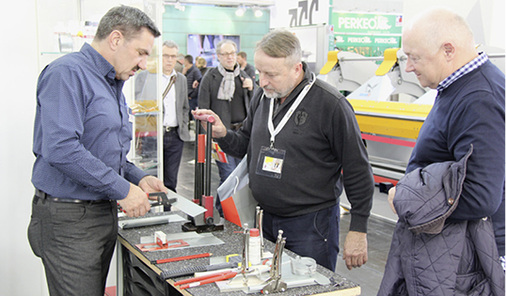 
Michael Gerstmeier zeigt den M.A.S.C.-Blechknabber 



