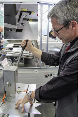 
Guido Schurr präsentiert die neue Knoll-Ausklinkschere 



