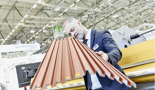 



Marco Cappello präsentierte auf der Dach + Holz ,wie diffizile Profile auf einem Doppelbieger der Marke Thalmann entstehen
