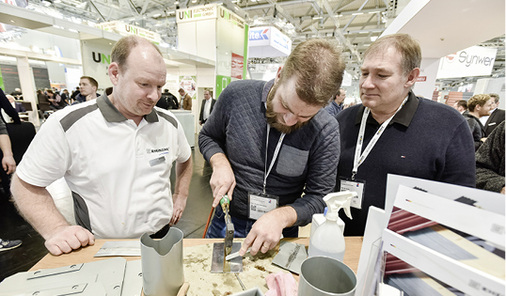 <p>
</p>

<p>
Marius Michel lässt Standbesucher löten. Das bleifreie Lötzinn von Rheinzink wird in der Klempnertechnik für zuverlässige Verbindungen verwendet
</p> - © GHM

