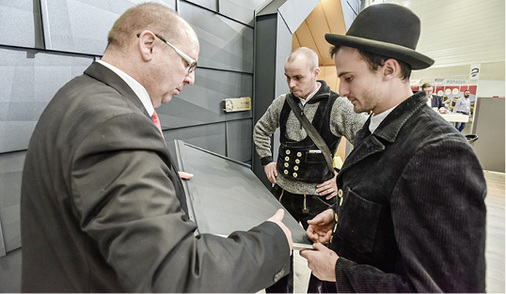 



Bei Prefa informiert sich ein Messebesucher über aktuelle Fassadensysteme aus farbbeschichtetem Aluminium
