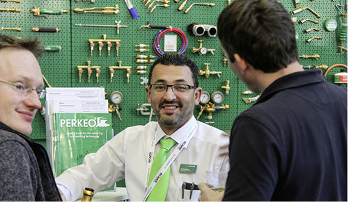 



Yassine Hönes (Mitte) präsentiert bei Perkeo Werkzeuge und Geräte rund um die Themen Weich- und Hartlöten und zum Schweißen von Dachdichtungsbahnen 
