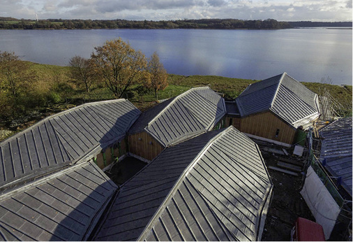 
Wie die Kiele von Wikingerschiffen, die umgedreht an Land liegen, wirken die Ausstellungshallen des Museums



