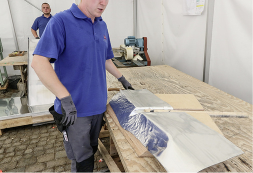 
Mit einem individuell angefertigten Spezialwerkzeug aus Holz werden Firste und Gratkappen vorgeformt



