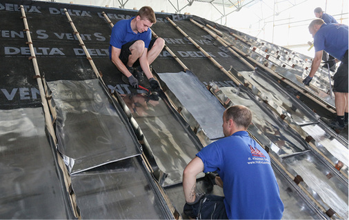 
Die Dachflächen werden in Holzwulstdeckung ausgeführt. Die 40 x 40-mm-Holzkerne weisen einen Abstand von 55 cm auf



