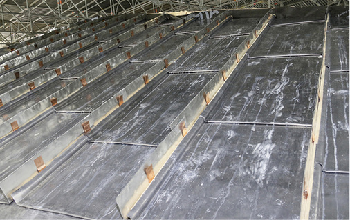 
Zur Stabilisierung des späteren Falzes werden im Abstand von höchstens 400 mm Kupferhafte auf dem Holzkern befestigt



