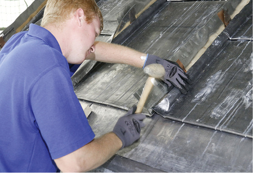 



Thermische Dehnung wird durch indirekte Befestigung berücksichtigt
