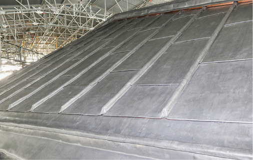 
… oberhalb der ins Dach integrierten Bleirinne



