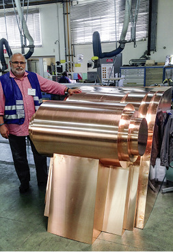 
CopperWorks-Geschäftsführer Günther Huber zeigt ein Schneckenornament 



