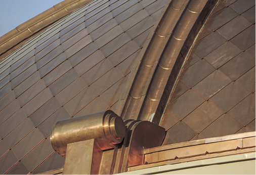 
Installiertes Schneckenornament am Fuß eines Rippenbogens



