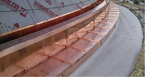 
Stehfalztechnik mit geringem Gefälle am Gesims des Gewölbes.Sehr selten ist der Schar- und Falzabschluss mit Schwäbischer Traufe



