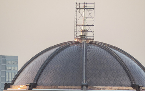 
Die fast fertiggestellte Dacheindeckung 



