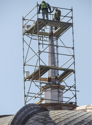 <p>
Die Installation der Bekrönung samt Turmkugel
</p>

<p>
</p> - © CopperWorks Corporation

