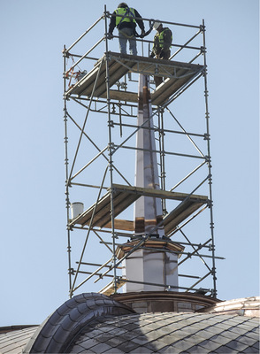 
Die Installation der Bekrönung samt Turmkugel



