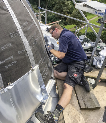 
Klempnermeister Jörg Uhlending montiert Titanzinkprofile auf der Kuppel



