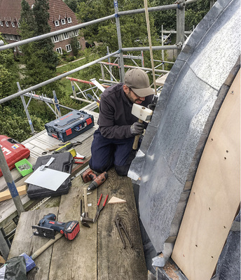 



Marco Pereira passt Titanzinktafeln an die gewölbte Oberfläche an
