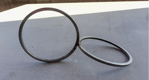 



Anfangsinspiration: Die Oloid-Grundform besteht aus zwei Kreisen, die rechtwinklig gegengleich verbunden sind
