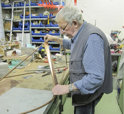 



Kontrolle der CAD-Zeichnungen für die Fabrikation mittels Modell im Maßstab 1 : 5 durch Künstler Peter Müller
