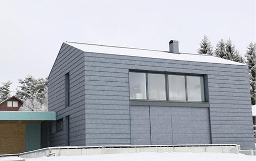 
Komposition aus klaren Linien und Farben der umgebenden Natur: Farbaluminium von Prefa in Steingrau und Patinagrün



