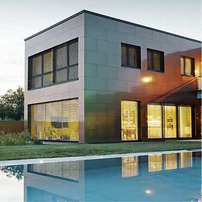 
Die bandbeschichteten Aluminium-Verbundplatten schillern je nach Lichteinfall in verschiedenen Farbtönen



