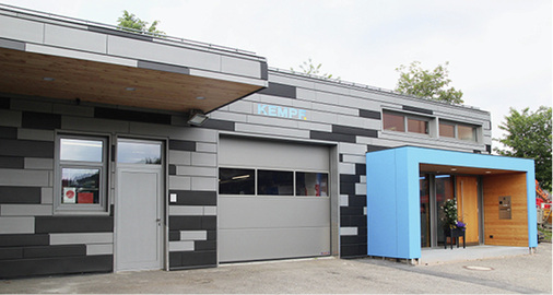 
Platz 4: Firma Kempf, Hornberg/Schonach, Doppelstehfalzdach in VMZinc Quartz; Steckpaneel-Fassade in VMZinc Quartz und Anthra sowie Prefa-Reynobond, Preis: Teilnahme an einem BAUMETALL-Workshop im Wert von 250 Euro



