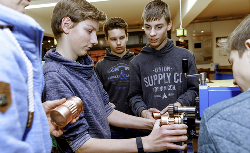 
Schüler der achten Klasse an einer Prinzing-Sickenmaschine im Museum



