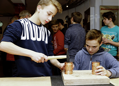 
Aha! So wird also ein Bodenstück aufgefalzt



