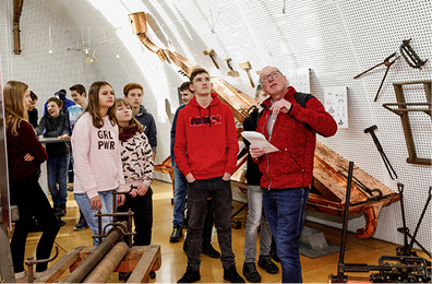 
Klaus Hofmann führt Pforzheimer Schüler … 



