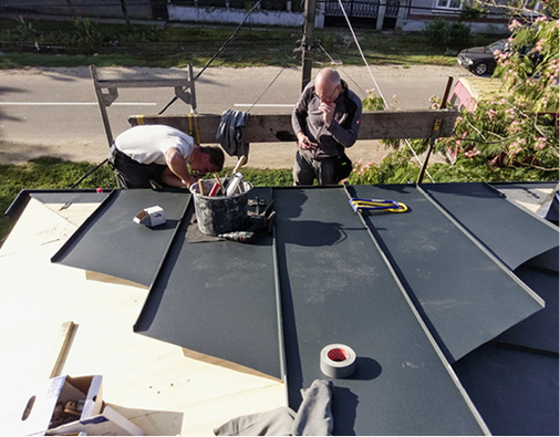<p>
</p>

<p>
Neueindeckung eines Vordachs mitsamt Holzverschalung – so lautete der Auftrag für die Meisterschüler aus Stuttgart
</p> - © Daniel Wagner / Robert-Mayer-Schule

