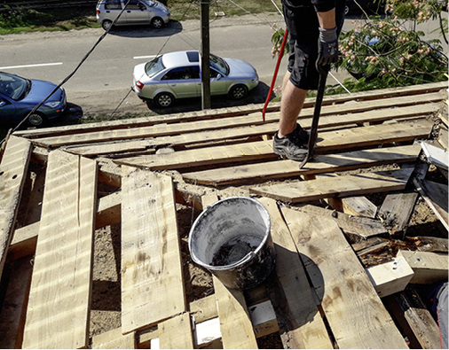 



Die Bretter und Balken unter dem Dach waren morsch und zum Teil sogar verfault
