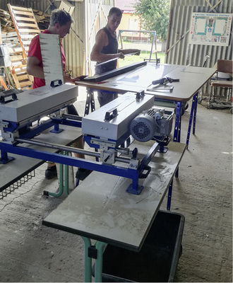 



Eine leerstehende Lagerhalle dient als Werkstatt. Hier wurden Scharen und Profile vorgerichtet
