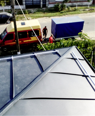 <p>
</p>

<p>
Blick vom fertiggestellten Vordach mit Schneefanglaschen auf den Bus mit Anhänger, der u. a. eine Schwenkbiegemaschine nach Rumänien transportierte
</p> - © Daniel Wagner / Robert-Mayer-Schule

