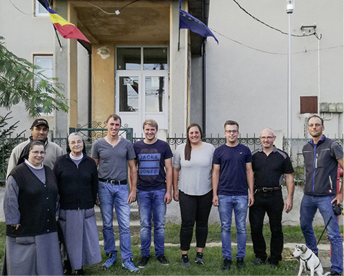 



Stolz auf das vollbrachte Werk: die RMS-Meisterschüler aus Stuttgart mit den zwei Ordensschwestern vor dem Eingang der Schule
